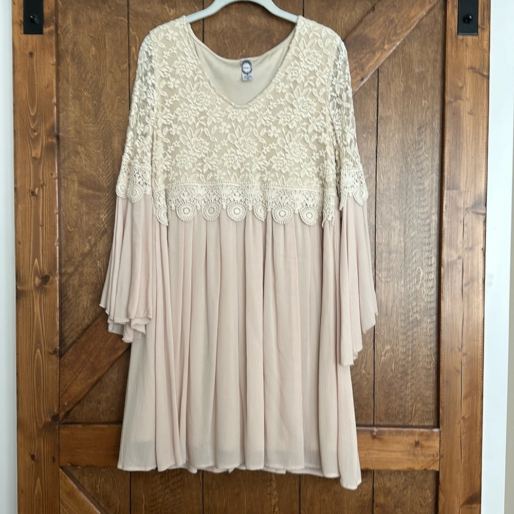 Easter/wedding/spring-Boutique cream colored dress- size small